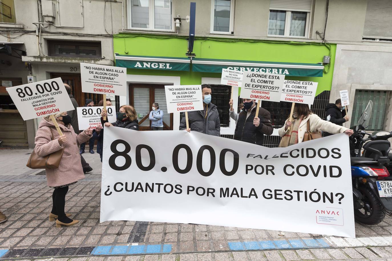 Un grupo de personas, con pancartas reclamando 'Justicia para las víctimas del coronavirus', ha recibido al ministro de Sanidad, Salvador Illa, a su llegada a la sede del Gobierno de Cantabria, en Peña Herbosa, donde fue saludado por el presidente, Miguel Ángel Revilla, antes de reunirse con más miembros del Ejecutivo regional. Previamente, Illa ha estado también en la Delegación del Gobierno. Por la tarde visitara el Hospital Valdecilla para conocer los ensayos de la vacuna contra el covid.