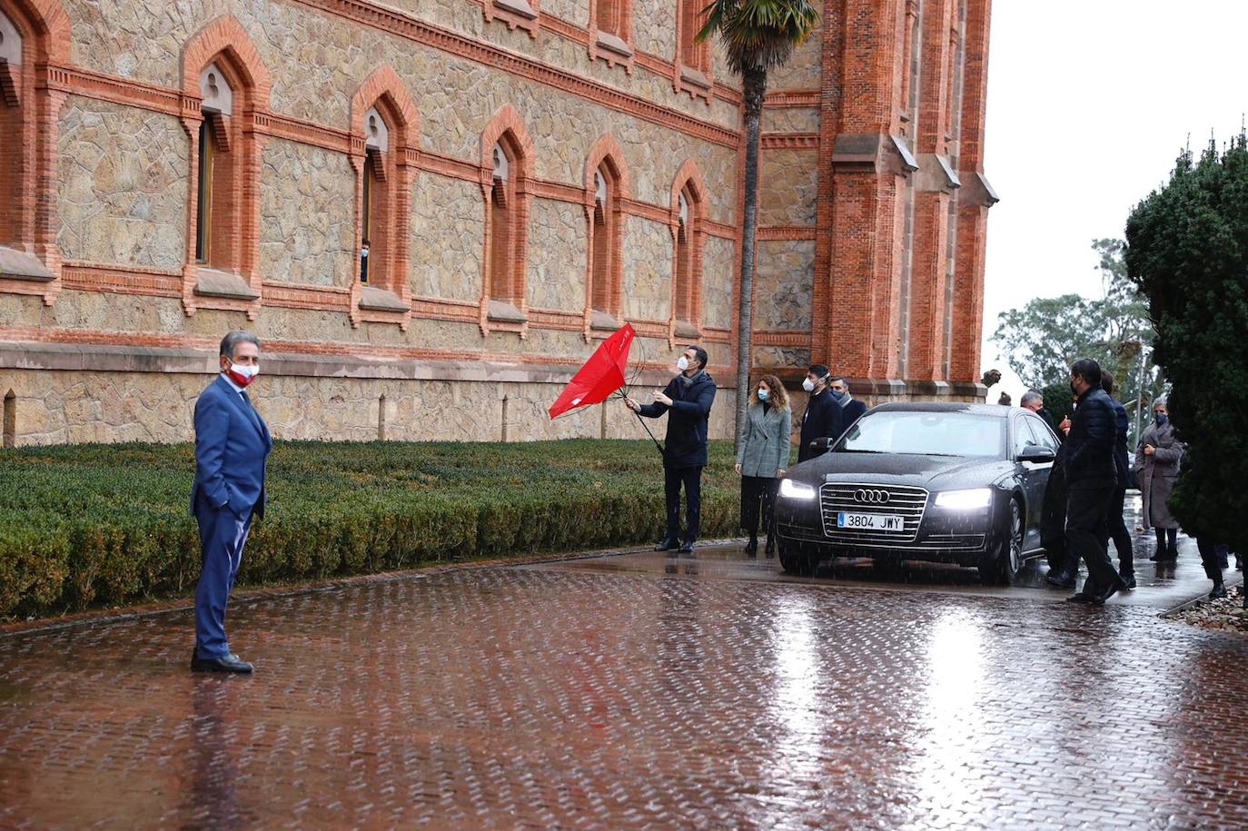 El presidente del Gobierno, Pedro Sánchez, ha viajado este viernes a Cantabria para presentar, desde Comillas, el Plan de Recuperación, Transformación y Resiliencia de la Economía. El acto se ha celebrado en la Capilla del Seminario Mayor de Comillas, donde se ha comprometido a «dar una salida» al emblemático edificio. Previamente ha mantenido un encuentro con el presidente de Cantabria, Miguel Ángel Revilla, con quien ha analizado los presupuestos de la región para 2021.