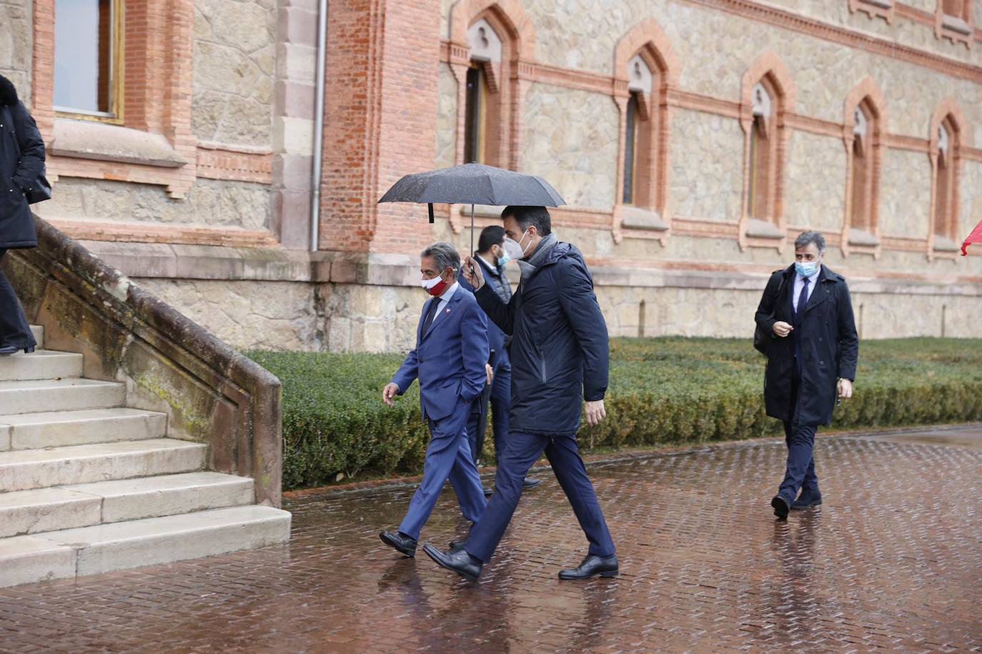 El presidente del Gobierno, Pedro Sánchez, ha viajado este viernes a Cantabria para presentar, desde Comillas, el Plan de Recuperación, Transformación y Resiliencia de la Economía. El acto se ha celebrado en la Capilla del Seminario Mayor de Comillas, donde se ha comprometido a «dar una salida» al emblemático edificio. Previamente ha mantenido un encuentro con el presidente de Cantabria, Miguel Ángel Revilla, con quien ha analizado los presupuestos de la región para 2021.