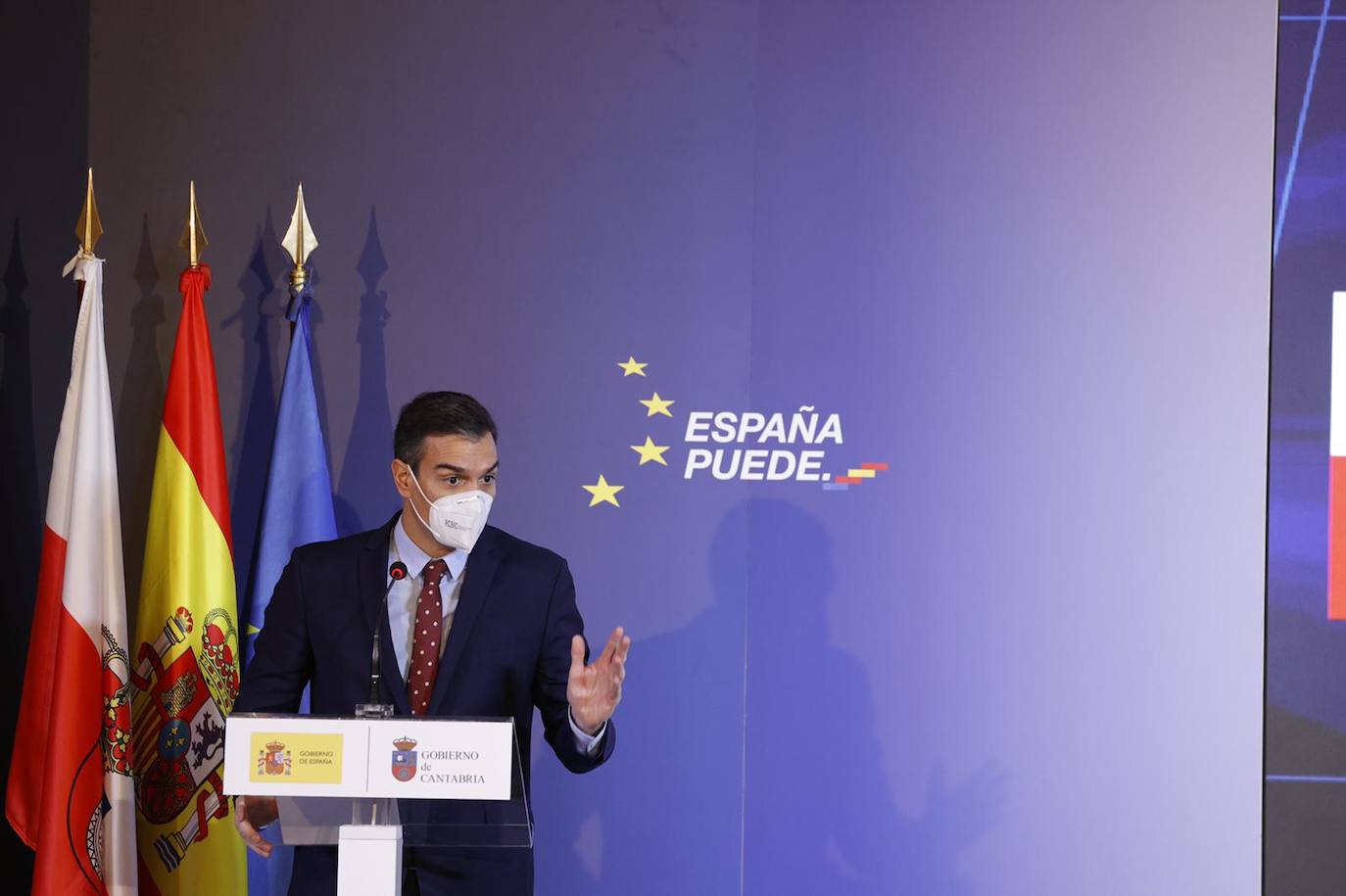 El presidente del Gobierno, Pedro Sánchez, ha viajado este viernes a Cantabria para presentar, desde Comillas, el Plan de Recuperación, Transformación y Resiliencia de la Economía. El acto se ha celebrado en la Capilla del Seminario Mayor de Comillas, donde se ha comprometido a «dar una salida» al emblemático edificio. Previamente ha mantenido un encuentro con el presidente de Cantabria, Miguel Ángel Revilla, con quien ha analizado los presupuestos de la región para 2021.