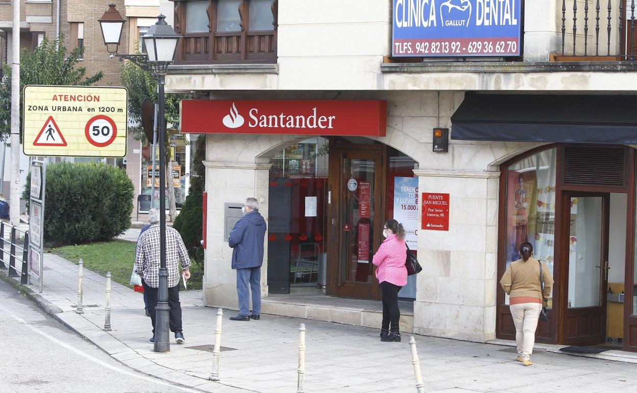 El Santander negocia con los sindicatos el cierre de oficinas y la reducción de empleo. 