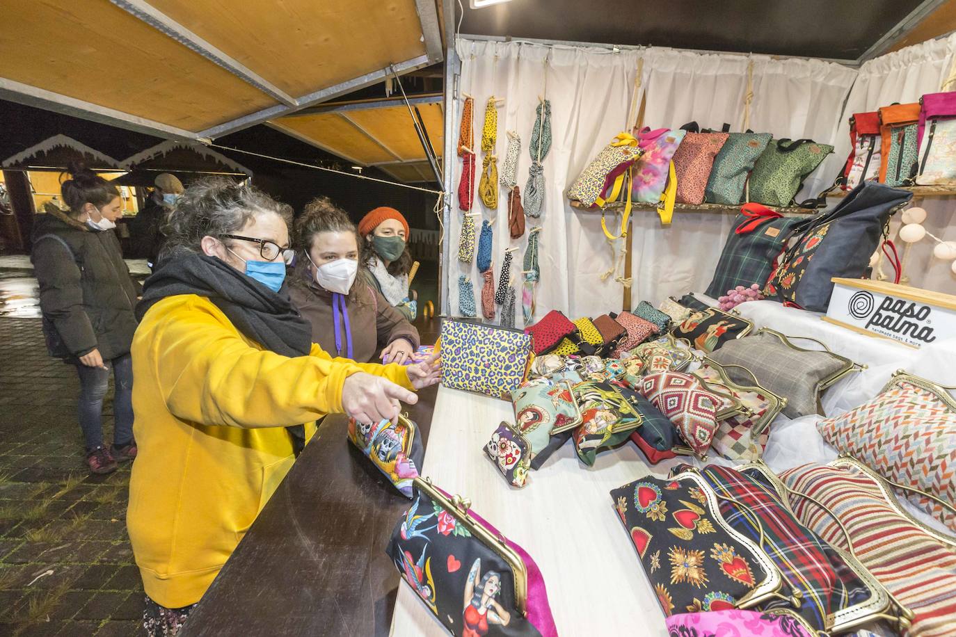 Apetece recorrer y observar los puestos de este mercado que ya es un fijo en la Navidad santanderina. Ubicado en el centro de la ciudad en un entorno privilegiado y en el que se respira el espíritu de estas fiestas. En la Plaza Porticada hay instaladas, a falta de la habitual pista de patinaje de hielo, varias atracciones para los más pequeños. En el Paseo de Pereda, el Consistorio santanderino ha instalado un espectacular alumbrado, junto a los grandes árboles que presiden la Plaza del Ayuntamiento y el comienzo de los Jardines de Pereda. Luz, color y un gran ambiente.