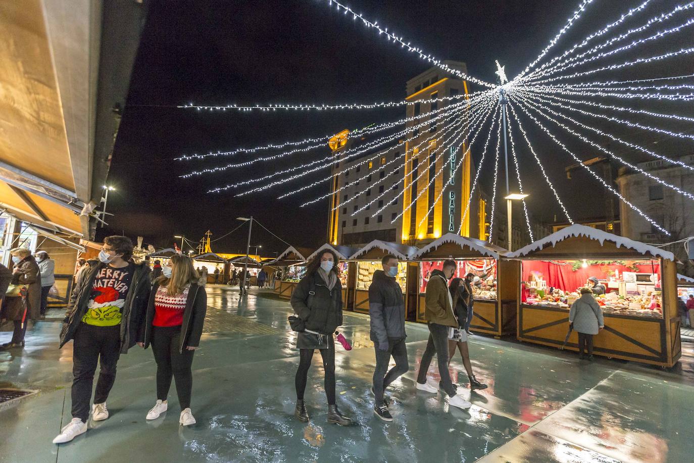 Apetece recorrer y observar los puestos de este mercado que ya es un fijo en la Navidad santanderina. Ubicado en el centro de la ciudad en un entorno privilegiado y en el que se respira el espíritu de estas fiestas. En la Plaza Porticada hay instaladas, a falta de la habitual pista de patinaje de hielo, varias atracciones para los más pequeños. En el Paseo de Pereda, el Consistorio santanderino ha instalado un espectacular alumbrado, junto a los grandes árboles que presiden la Plaza del Ayuntamiento y el comienzo de los Jardines de Pereda. Luz, color y un gran ambiente.