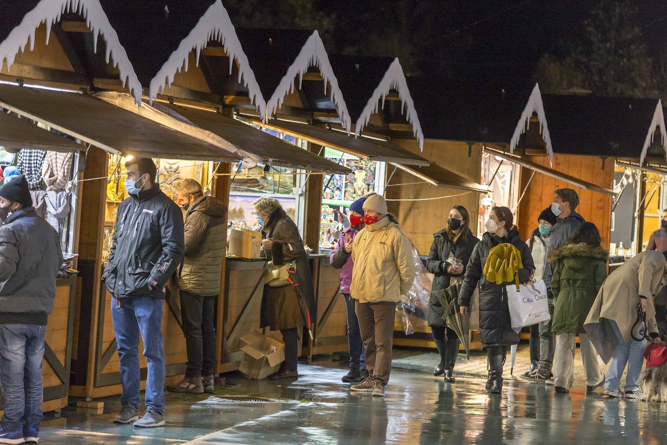 Apetece recorrer y observar los puestos de este mercado que ya es un fijo en la Navidad santanderina. Ubicado en el centro de la ciudad en un entorno privilegiado y en el que se respira el espíritu de estas fiestas. En la Plaza Porticada hay instaladas, a falta de la habitual pista de patinaje de hielo, varias atracciones para los más pequeños. En el Paseo de Pereda, el Consistorio santanderino ha instalado un espectacular alumbrado, junto a los grandes árboles que presiden la Plaza del Ayuntamiento y el comienzo de los Jardines de Pereda. Luz, color y un gran ambiente.