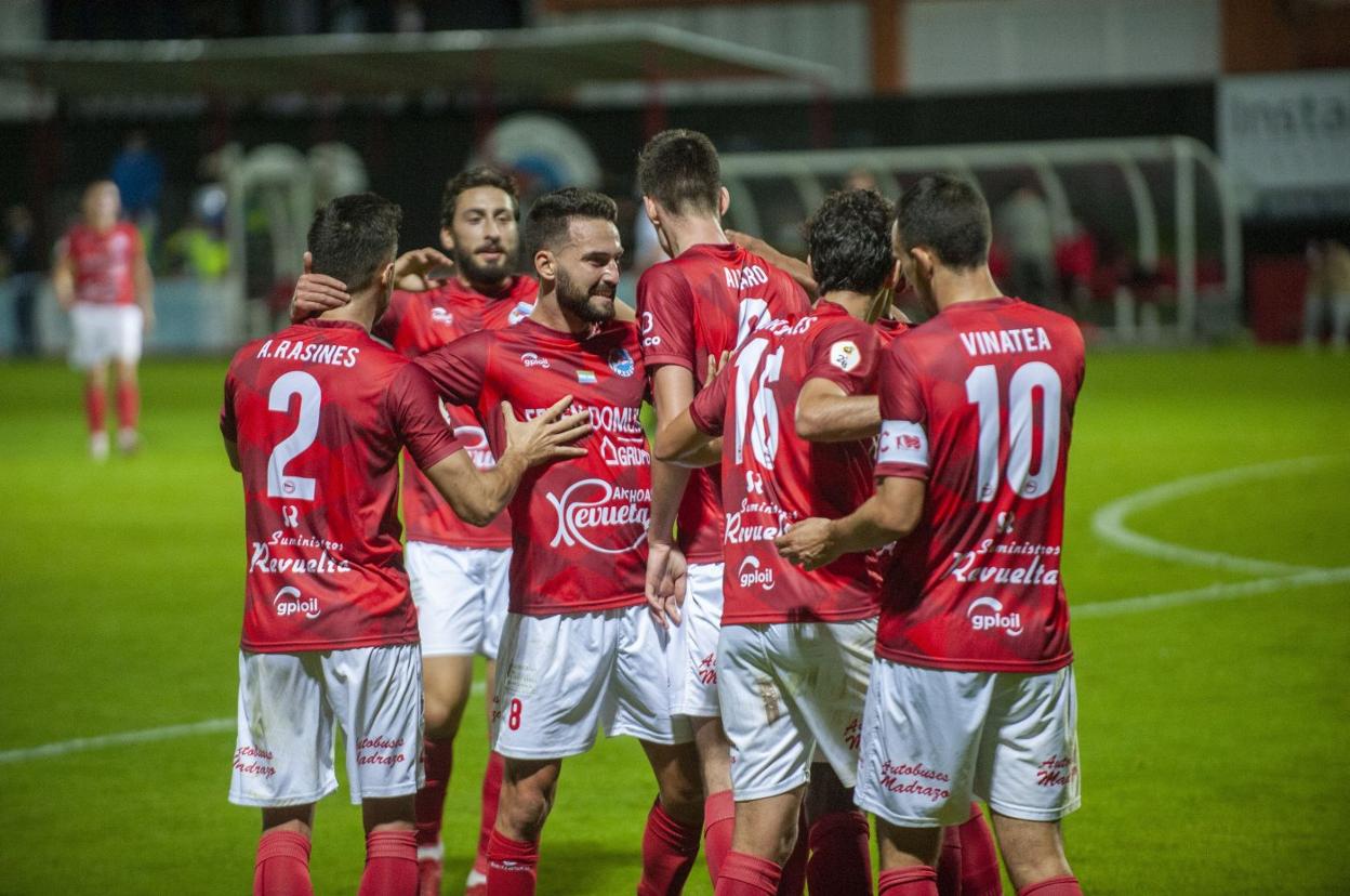 David Sanz, del Laredo, celebra un gol junto a sus compañeros. 