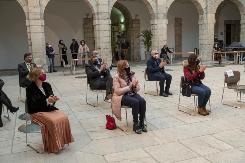 El presidente de Cantabria, Miguel Ángel Revilla, el vicepresidente y consejero de Universidades, Igualdad, Cultura y Deporte, Pablo Zuloaga, y varios consejeros del Ejecutivo cántabro han asistido hoy al acto celebrado en el patio central del Parlamento para conmemorar el 42 aniversario de la Constitución Española, en un acto restringido con el objetivo de dar cumplimiento a las exigencias sanitarias derivadas de la pandemia.