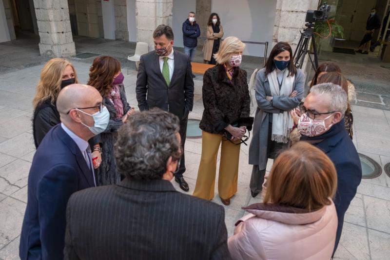 El presidente de Cantabria, Miguel Ángel Revilla, el vicepresidente y consejero de Universidades, Igualdad, Cultura y Deporte, Pablo Zuloaga, y varios consejeros del Ejecutivo cántabro han asistido hoy al acto celebrado en el patio central del Parlamento para conmemorar el 42 aniversario de la Constitución Española, en un acto restringido con el objetivo de dar cumplimiento a las exigencias sanitarias derivadas de la pandemia.