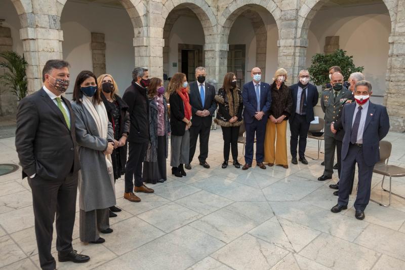 El presidente de Cantabria, Miguel Ángel Revilla, el vicepresidente y consejero de Universidades, Igualdad, Cultura y Deporte, Pablo Zuloaga, y varios consejeros del Ejecutivo cántabro han asistido hoy al acto celebrado en el patio central del Parlamento para conmemorar el 42 aniversario de la Constitución Española, en un acto restringido con el objetivo de dar cumplimiento a las exigencias sanitarias derivadas de la pandemia.