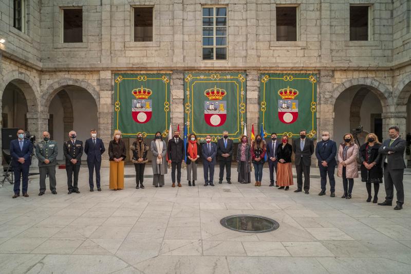 El presidente de Cantabria, Miguel Ángel Revilla, el vicepresidente y consejero de Universidades, Igualdad, Cultura y Deporte, Pablo Zuloaga, y varios consejeros del Ejecutivo cántabro han asistido hoy al acto celebrado en el patio central del Parlamento para conmemorar el 42 aniversario de la Constitución Española, en un acto restringido con el objetivo de dar cumplimiento a las exigencias sanitarias derivadas de la pandemia.