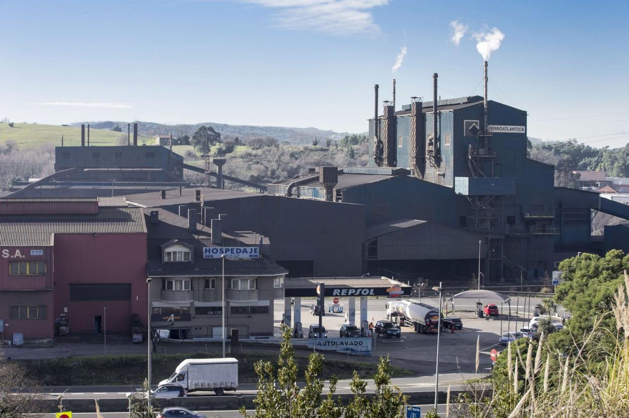 Planta de Ferroatlántica en Boo de Guarnizo (El Astillero), una de las principales consumidoras electrointensivas de Cantabria. 