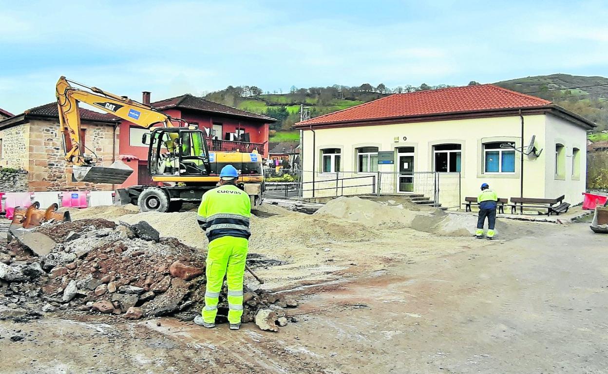 Imagen de las obras de remodelación de la plaza de Villayuso de Cieza, que se están realizando en estos días. 