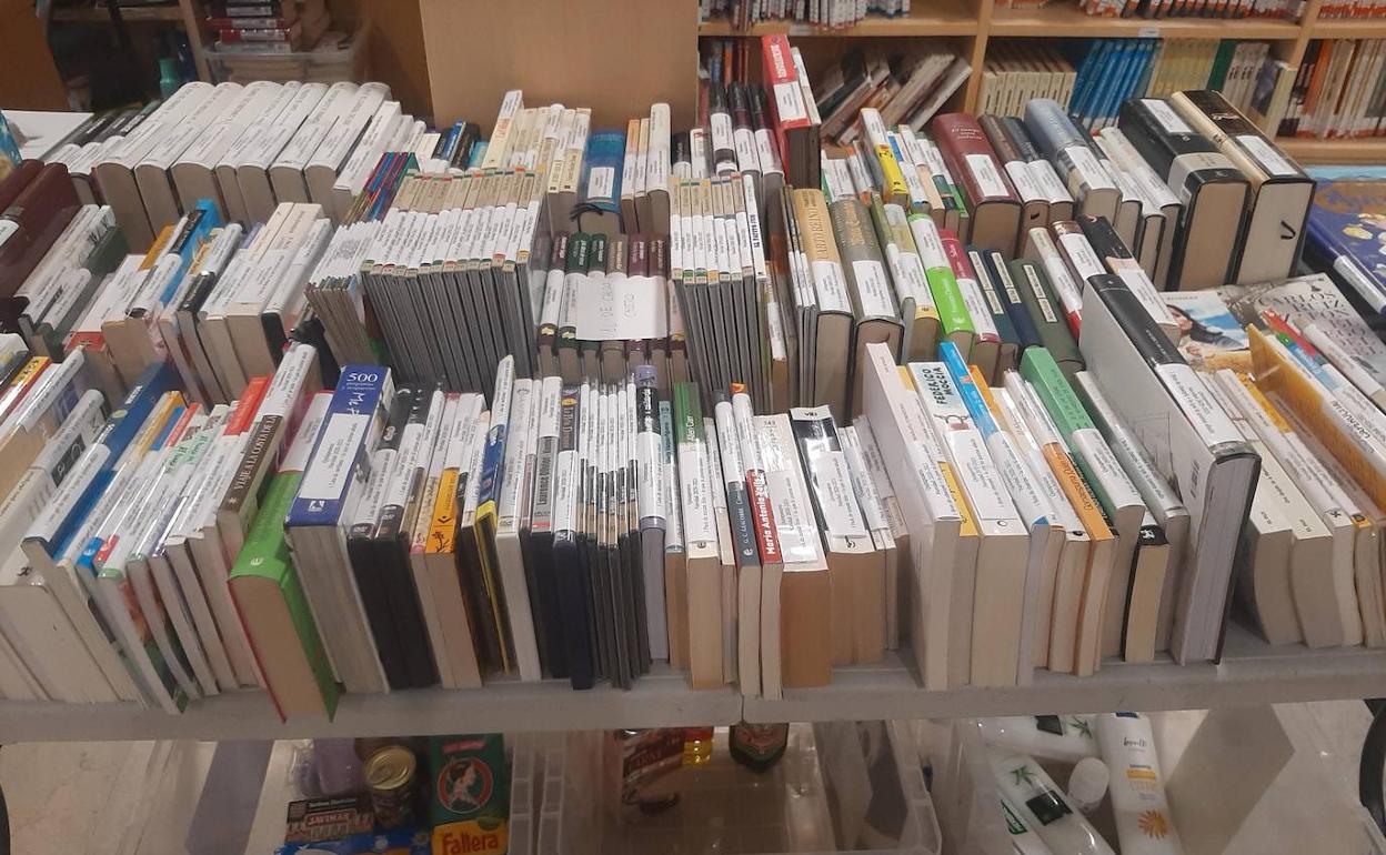 Las bibliotecas de Santa Cruz de Bezana organizan una campaña solidaria para la recogida de alimentos. 