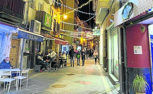 Las luces de los comerciantes dan ambiente a la calle Ardigales. 