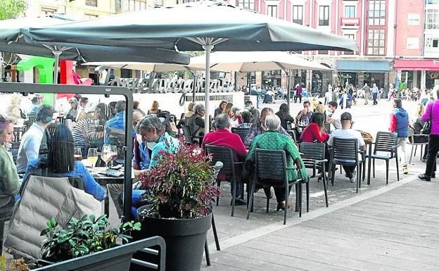 Aspecto de las terrazas de Torrelavega días atrás. 