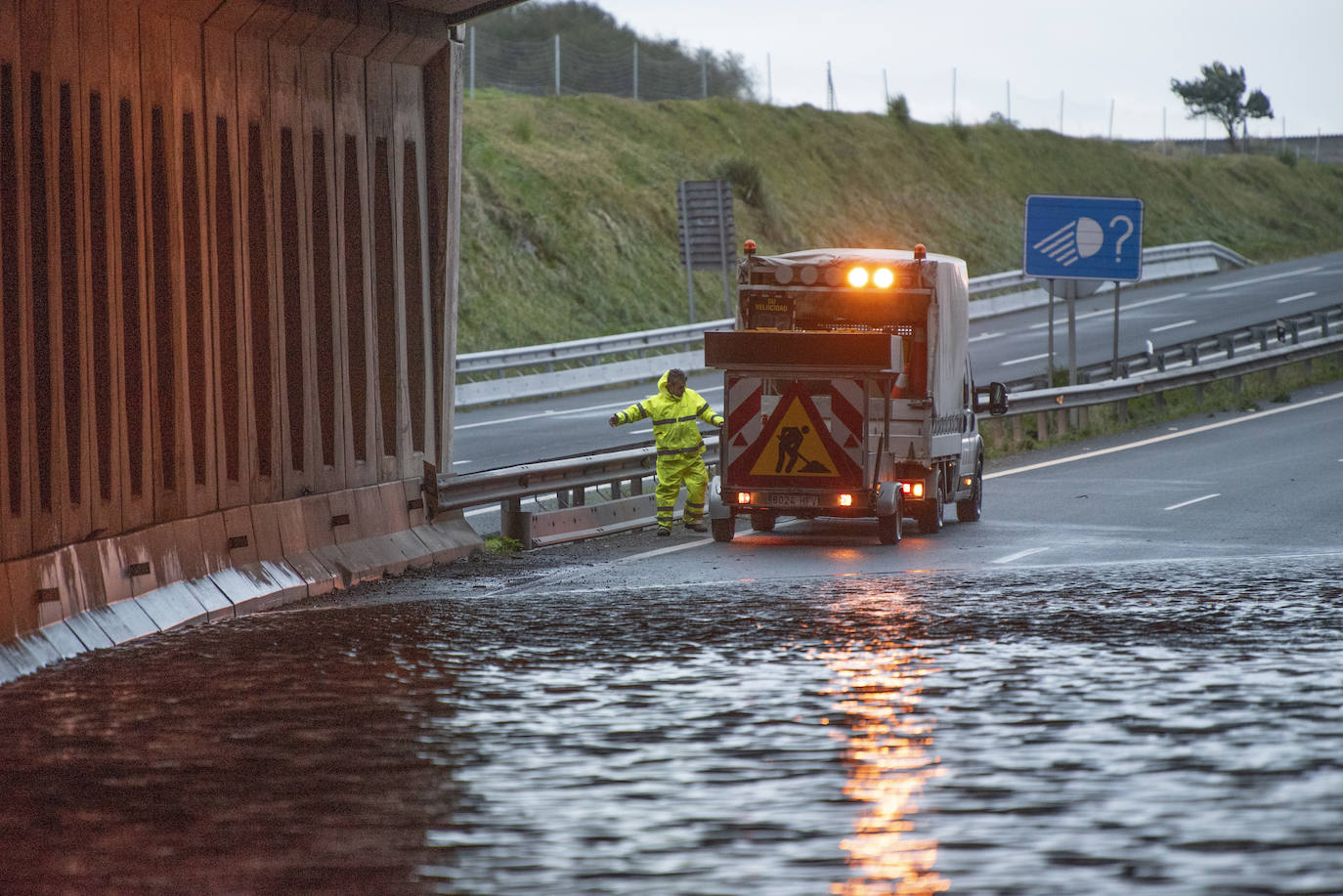 El túnel de la autovía S-20 a la altura de La Albericia se ha cortado totalmente al tráfico a primera hora de la mañana por una inundación debido a las fuertes lluvias de esta noche en Santander.