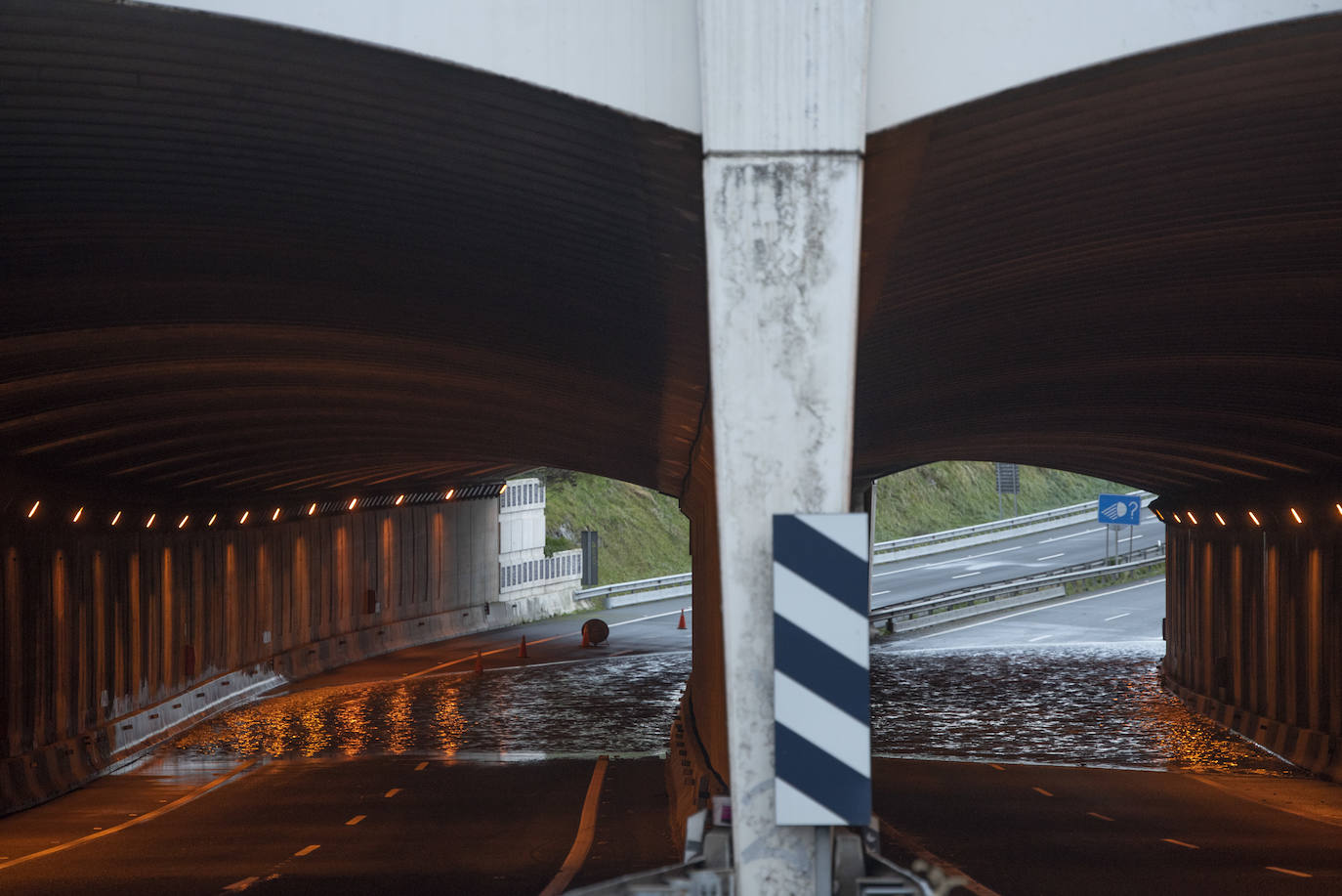 El túnel de la autovía S-20 a la altura de La Albericia se ha cortado totalmente al tráfico a primera hora de la mañana por una inundación debido a las fuertes lluvias de esta noche en Santander.