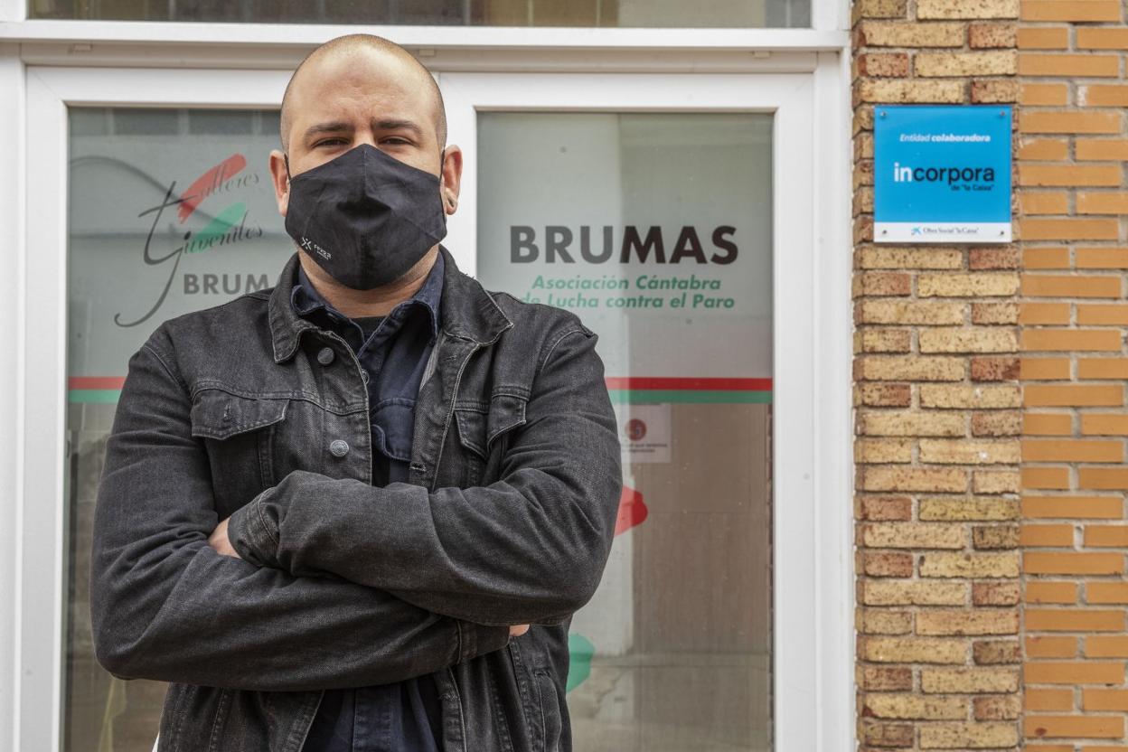 Raúl Escamilla, en la entrada de la Asociación. María gil lastra