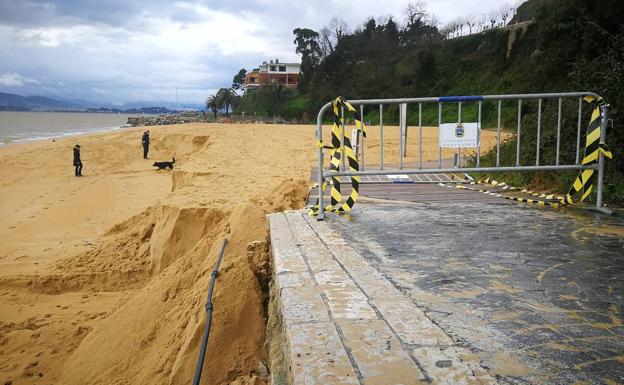 El temporal destroza las escaleras de acceso a la playa de Langre, inunda calles y tira árboles y luces de Navidad