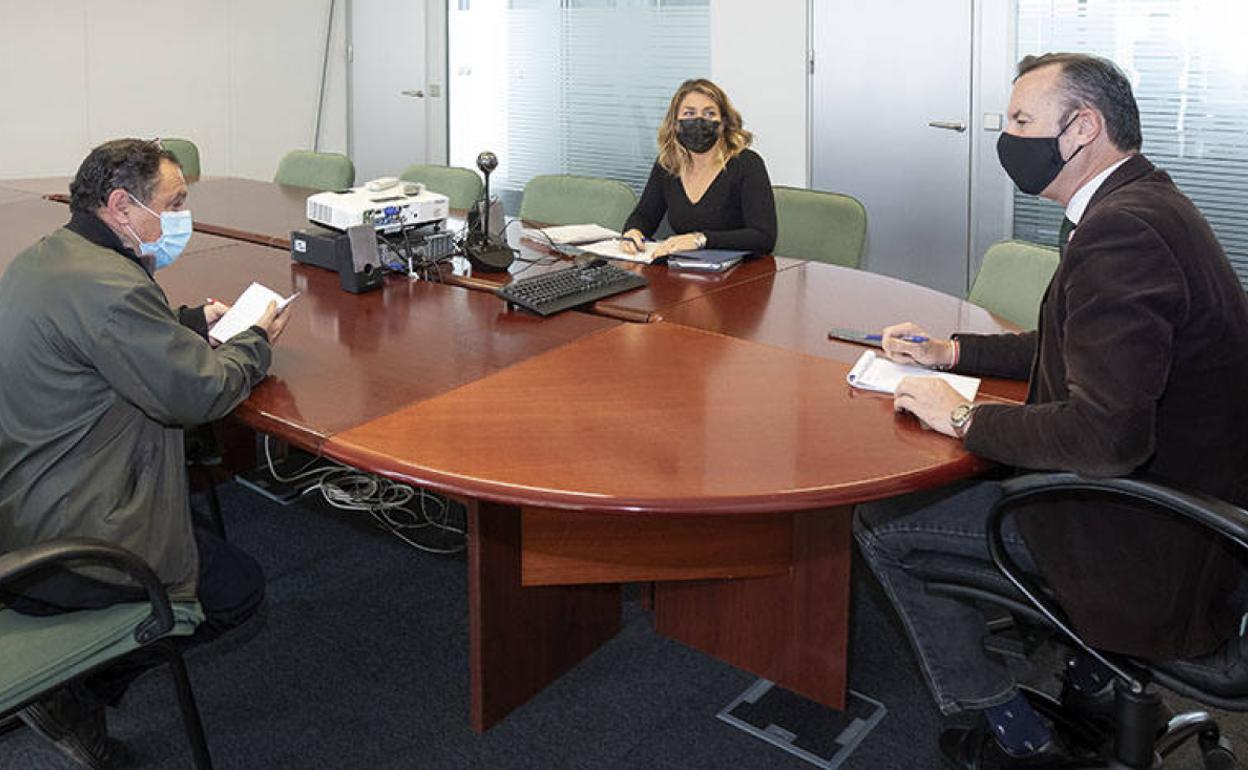 El consejero Guillermo Blanco y la directora general Marta López, durante la reunión con el presidente de la Cofradía de Pescadores de Cantabria, Miguel Fernández.