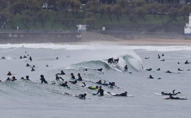 El Sardinero, lleno de surfistas este martes.