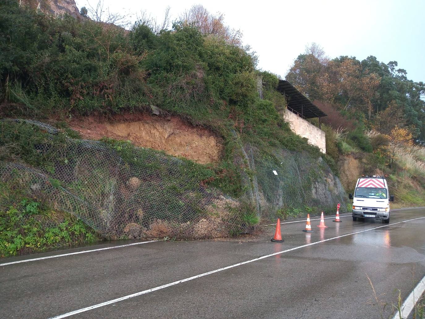 Un argayo en Peñacastillo se ha desprendido sobre la carretera, afectando a un carril.