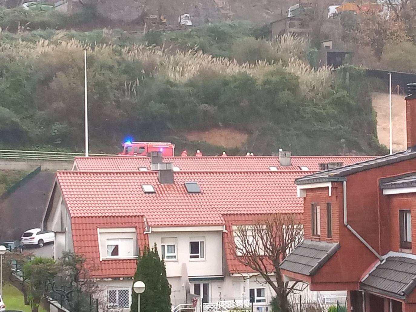 Un argayo en Peñacastillo se ha desprendido sobre la carretera, afectando a un carril.