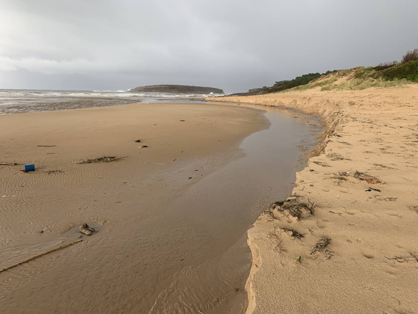 El mar se ha llevado buena parte de la arena en la Playa de Loredo (Ribamontán al Mar).