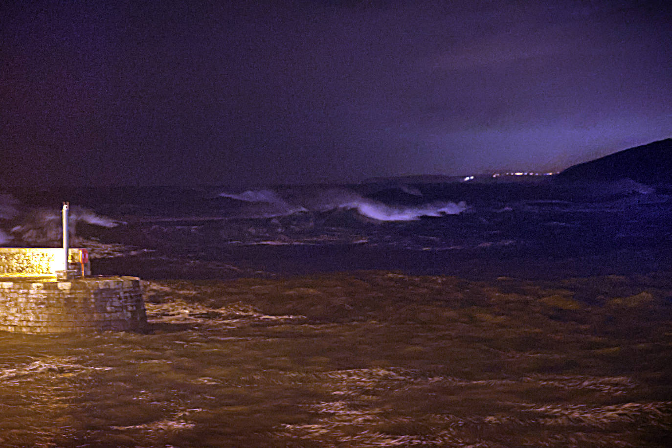 Oleaje de anoche en el puerto de Comillas.