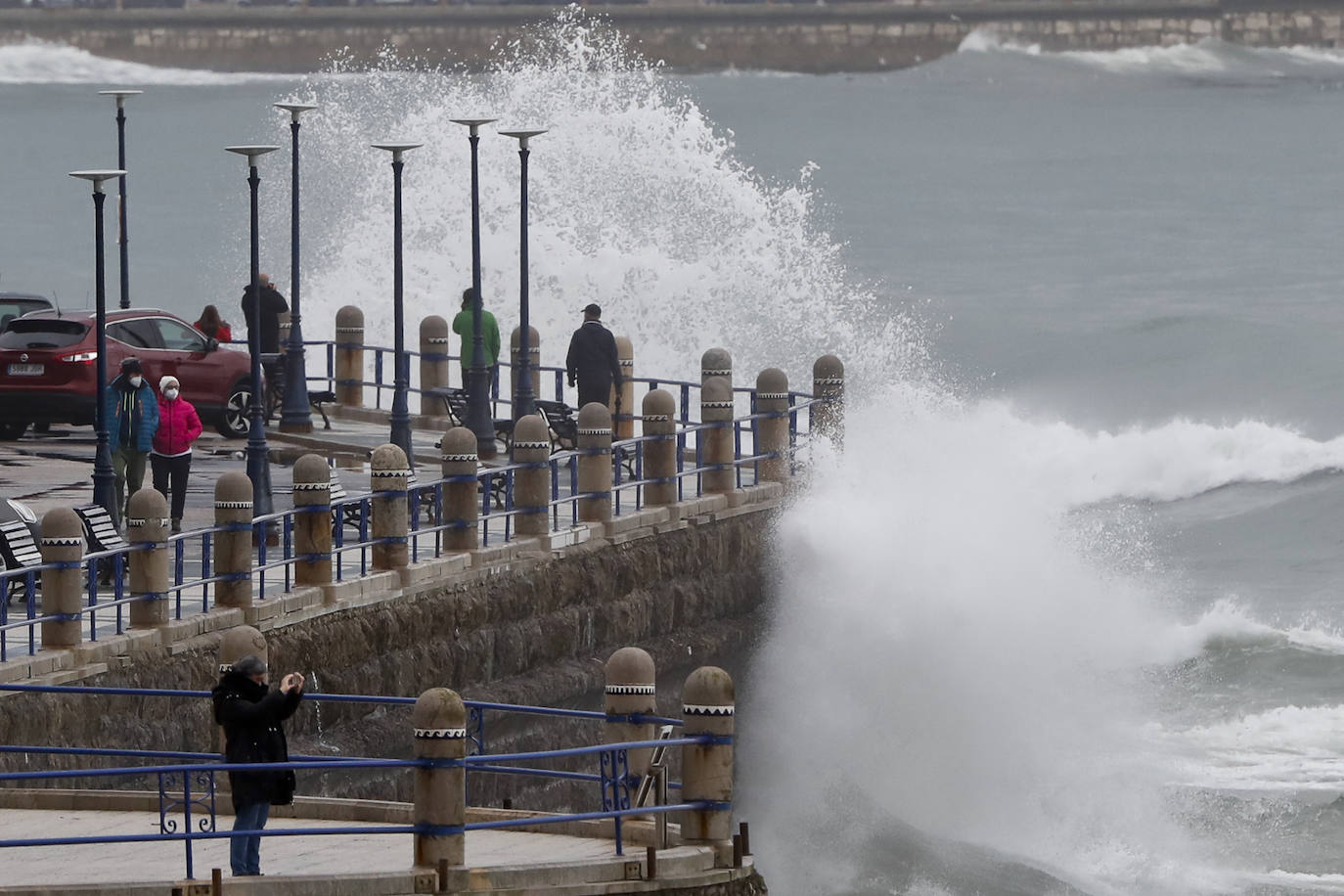 Numerosas personas se acercaron a la playa de El Camello para disfrutar del espectáculo de las olas.