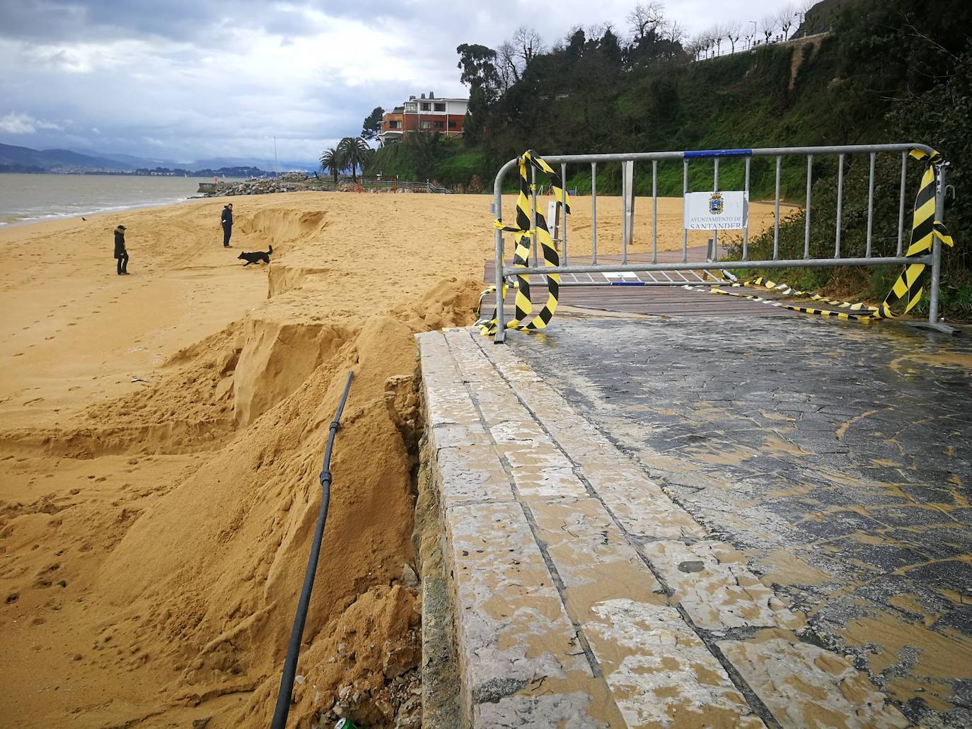 La Playa de Los Peligros, en Santander, se ha quedado sin arena después de la alerta roja por oleaje.