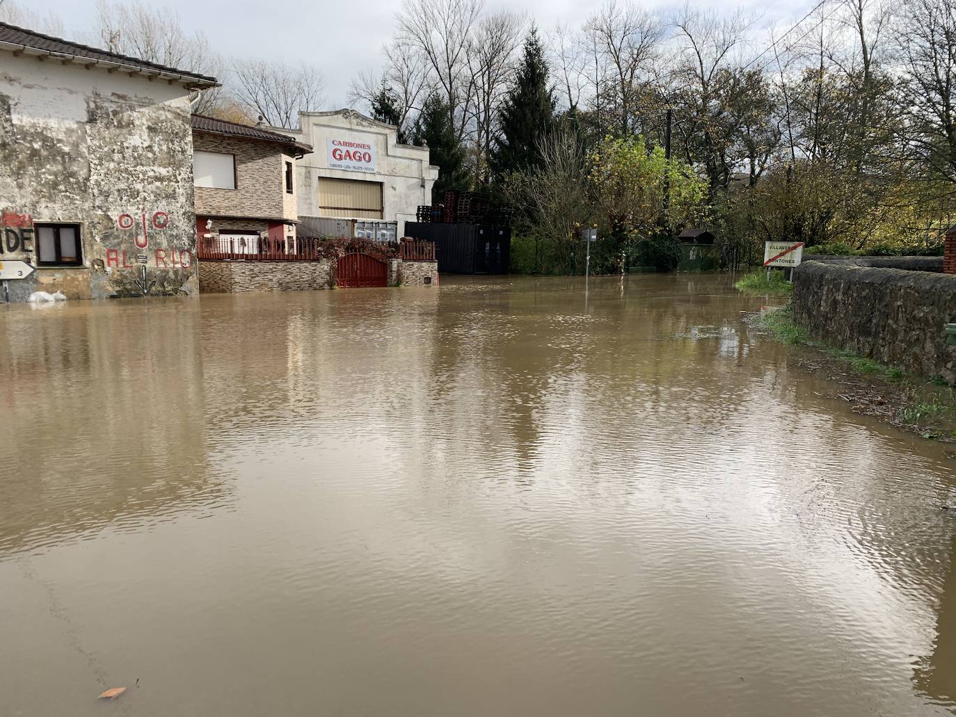 Enorme balsa de agua en Villaverde de Pontones.