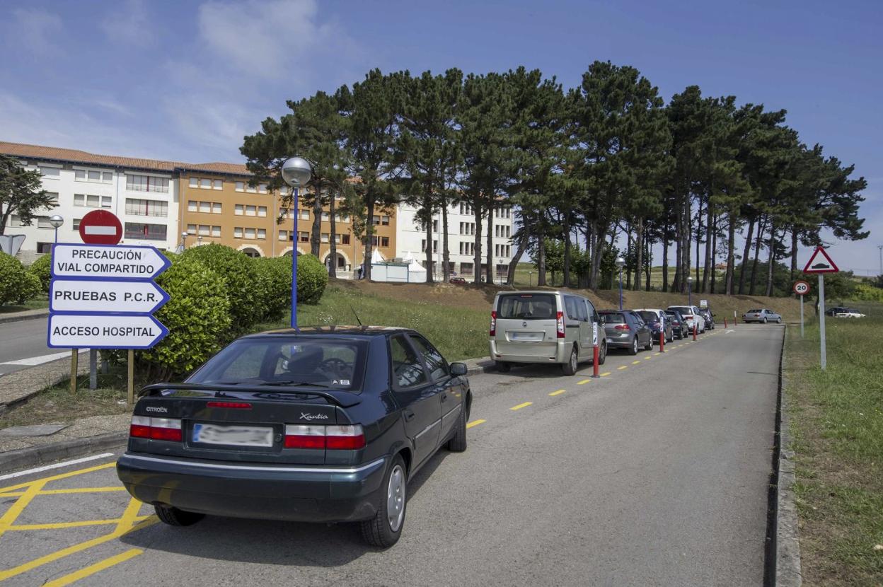 Cola de vehículos a la espera de pruebas PCR en el Hospital de Liencres. 