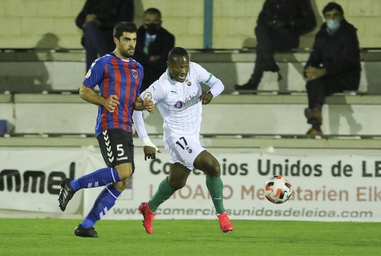 El delantero del Racing, Cedric, trata de ganar la carrera a Koldo Berasaluce, del Leioa, en el partido de Liga que se disputó en Sarriena. 