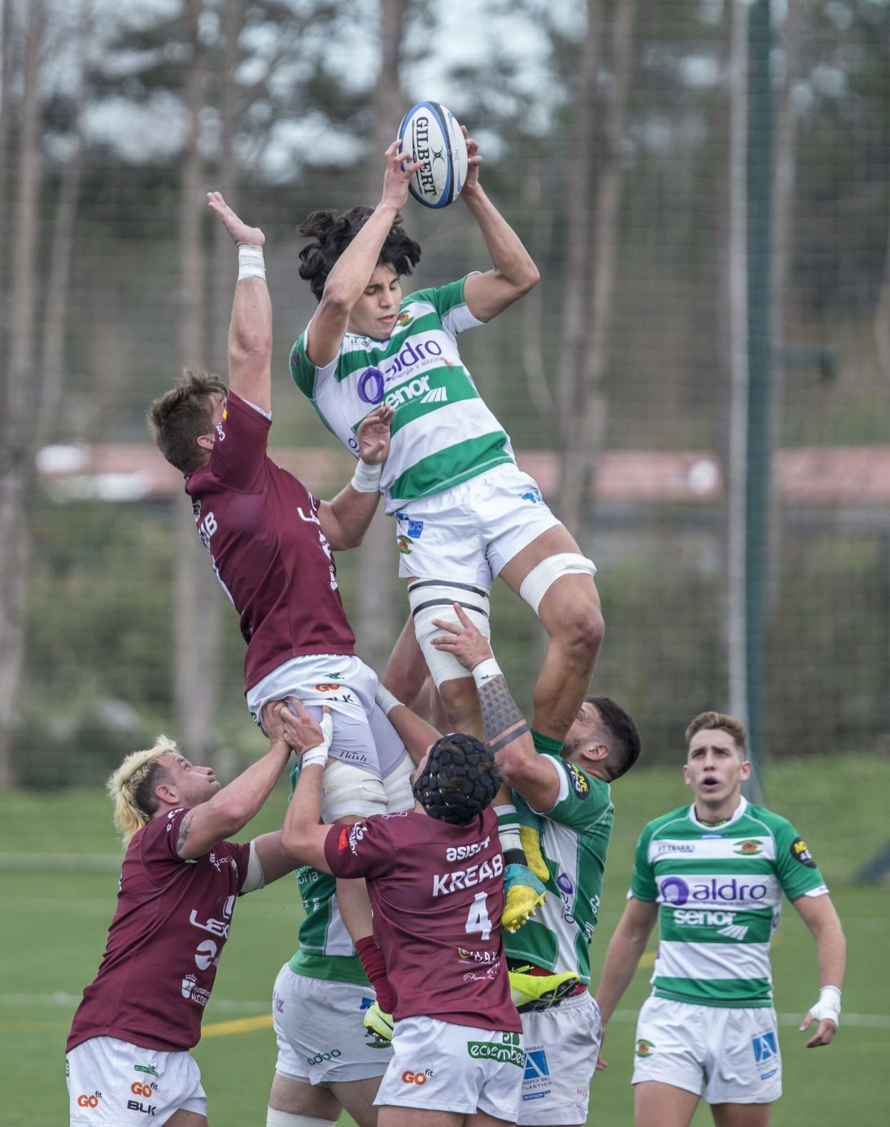 Nico Parada coge el balón en una touche en el partido frente al Alcobendas en San Román. 