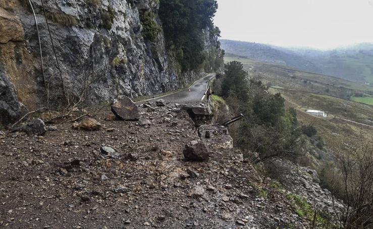 Las lluvias provocan argayos en distintas zonas de Cantabria