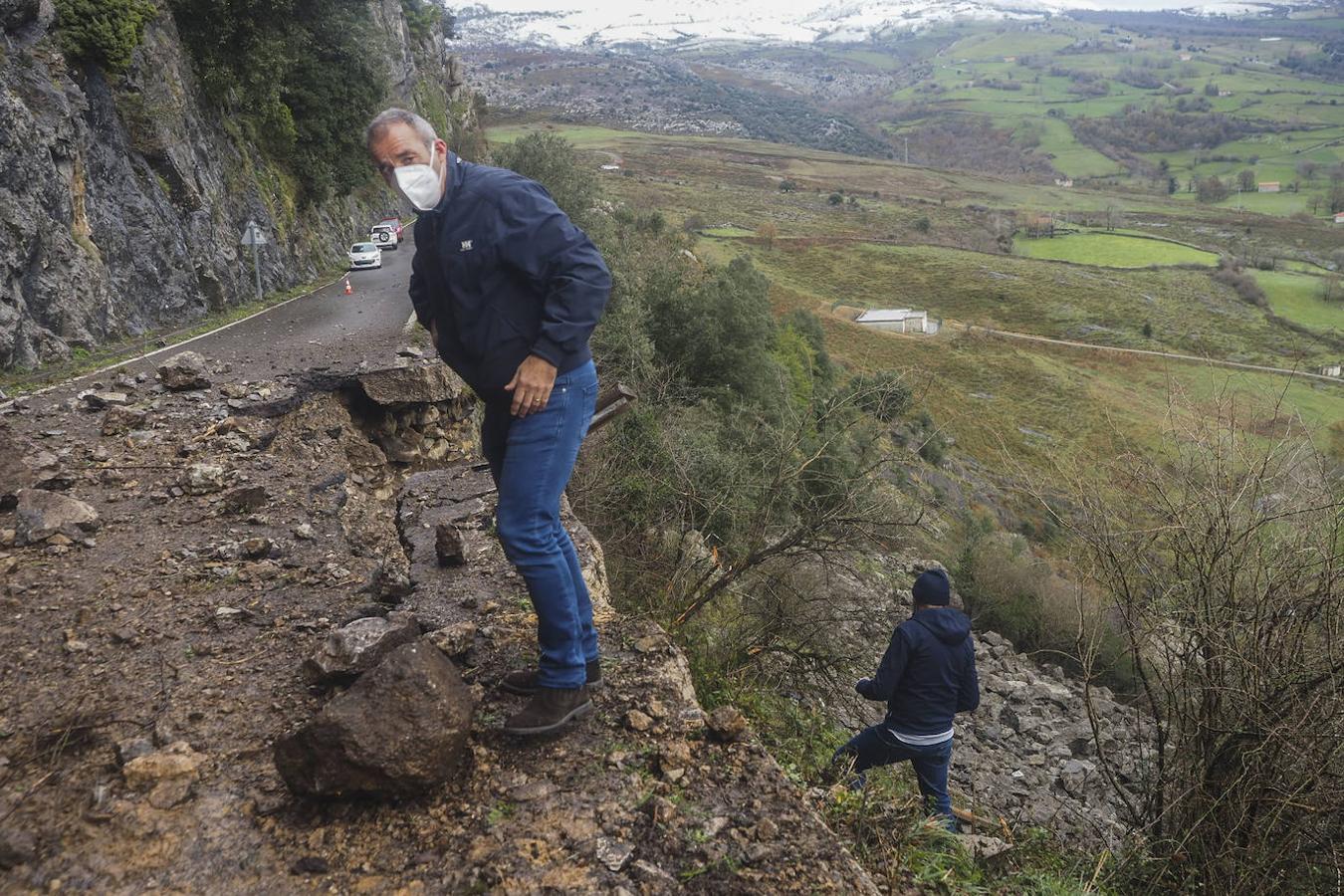 Un argayo de gran tamaño impide circular por la CA-265, que une los municipios de Arredondo y Soba.