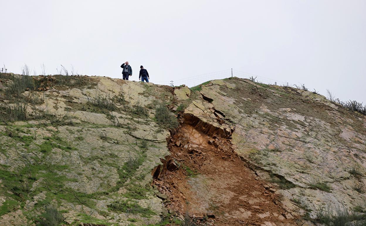 Dos técnicos observan el estado de la montaña en Ruente. 