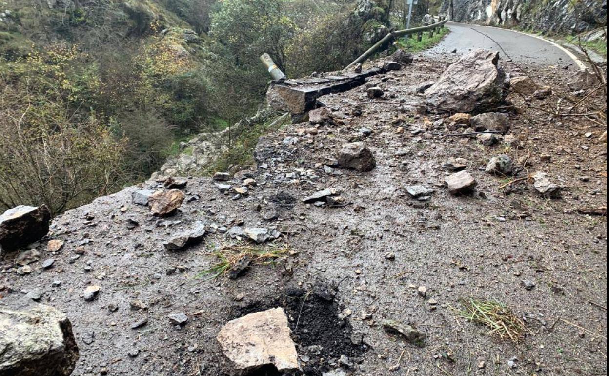 Un argayo de gran tamaño impide circular por la carretera que une los municipios de Arredondo y Soba.