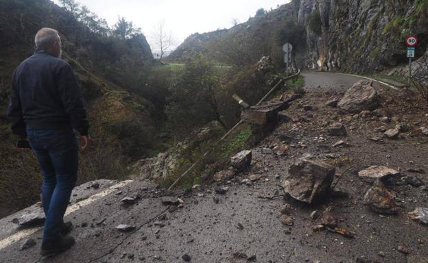 Impactante imagen de los destrozos que ha causado el desprendimiento de una roca en la vía que une los municipios de Arredondo y Soba.