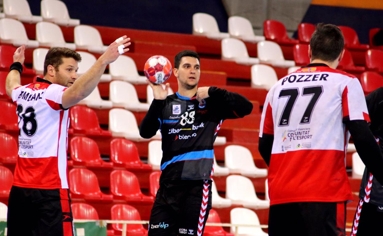 Darko Dimitrievski, con el balón en un momento del partido ante el Fertiberia.