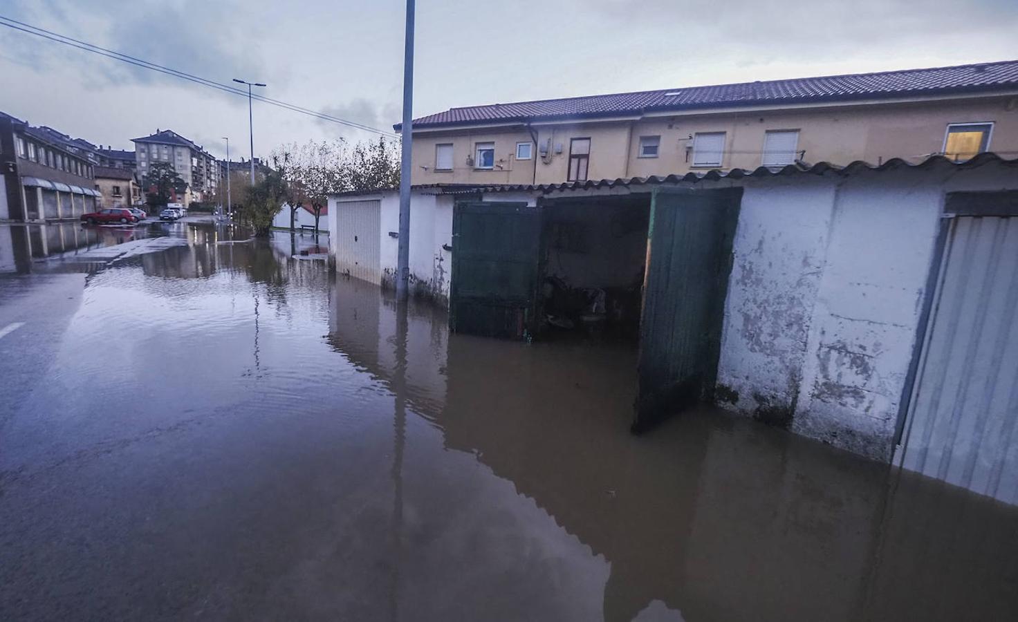 Los vecinos del barrio de Nueva Montaña se han despertado esta mañana con las calles completamente inundadas. El agua ha entrado en bajos y garajes y ha dejado atrapados a decenas de coches aparcados.