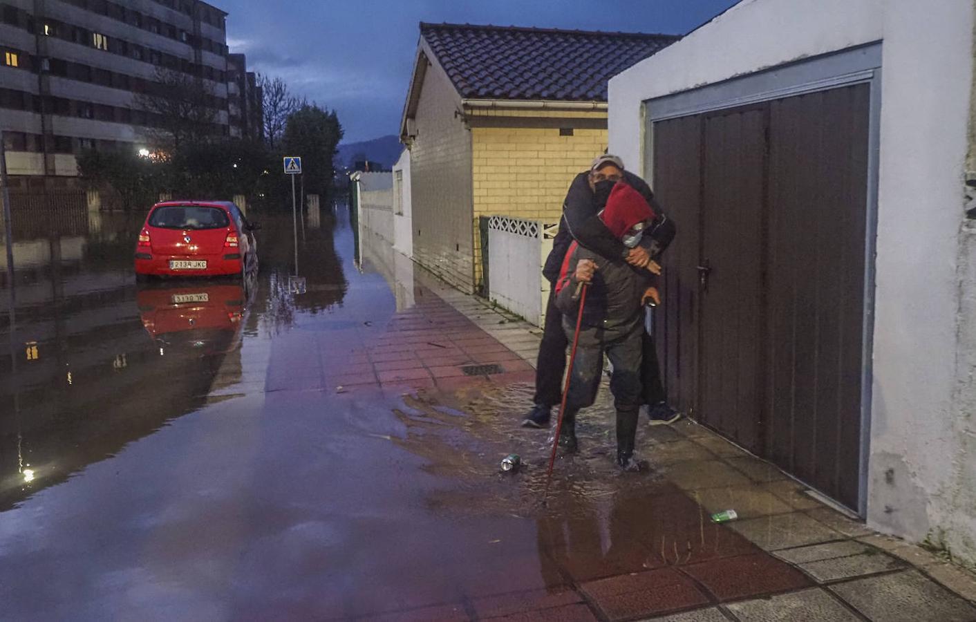 Los vecinos del barrio de Nueva Montaña se han despertado esta mañana con las calles completamente inundadas. El agua ha entrado en bajos y garajes y ha dejado atrapados a decenas de coches aparcados.