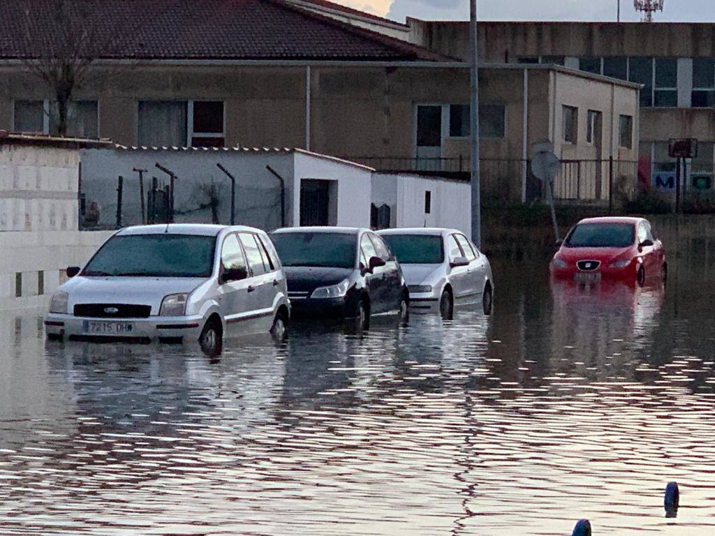 Los vecinos del barrio de Nueva Montaña se han despertado esta mañana con las calles completamente inundadas. El agua ha entrado en bajos y garajes y ha dejado atrapados a decenas de coches aparcados.