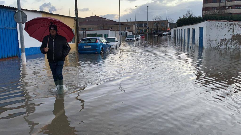 Los vecinos del barrio de Nueva Montaña se han despertado esta mañana con las calles completamente inundadas. El agua ha entrado en bajos y garajes y ha dejado atrapados a decenas de coches aparcados.