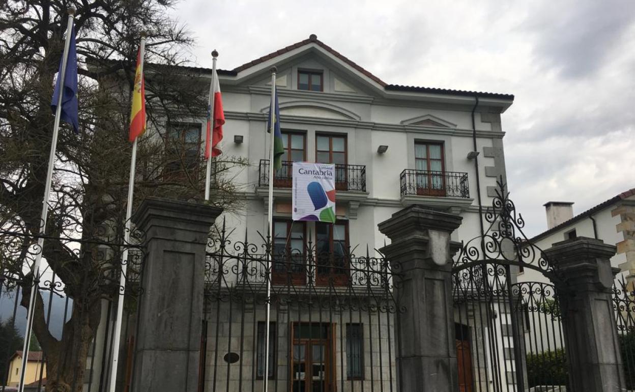 Fachada del Ayuntamiento guriezano.