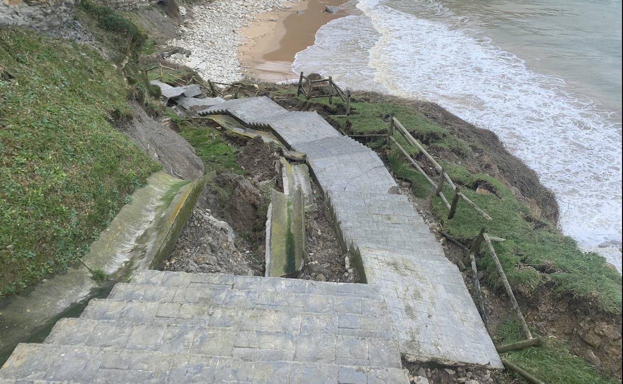 El temporal ha destrozado las escaleras de acceso a la playa Pequeña Langre (Ribamontán al Mar).