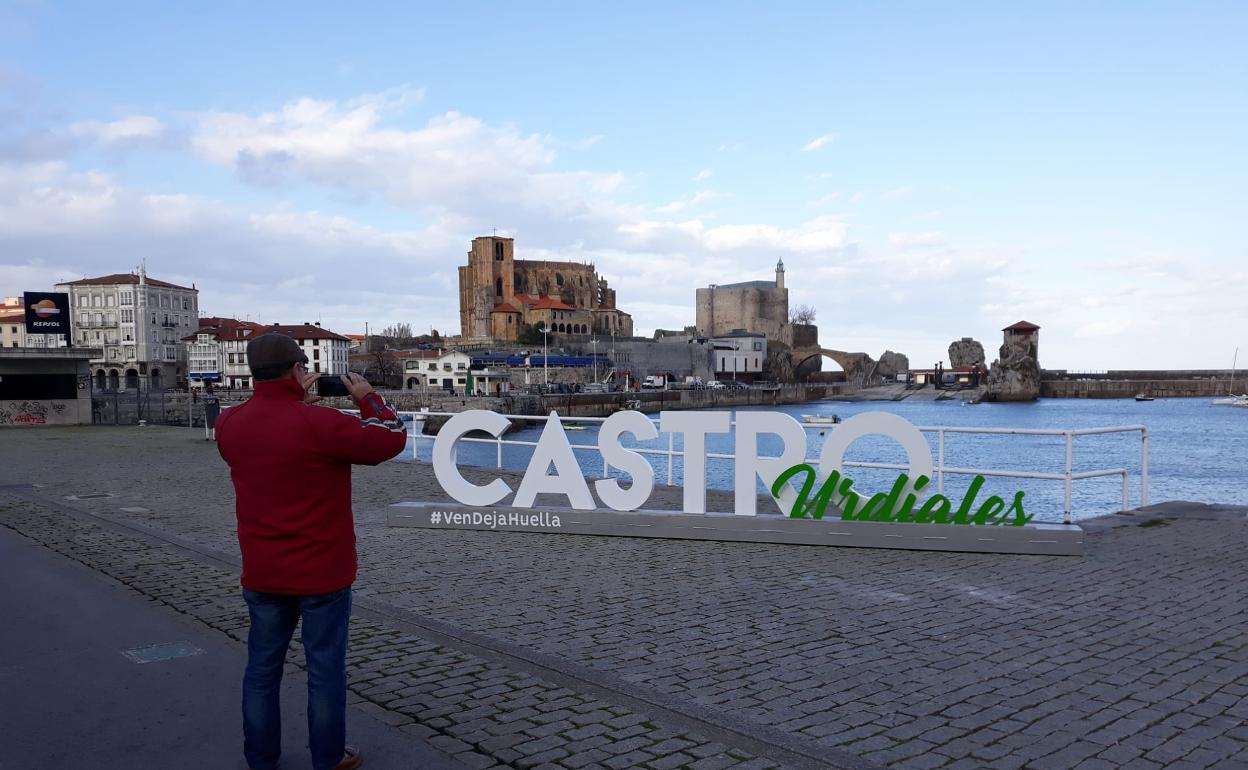 Un turista fotografía las letras corporativas de Castro Urdiales.