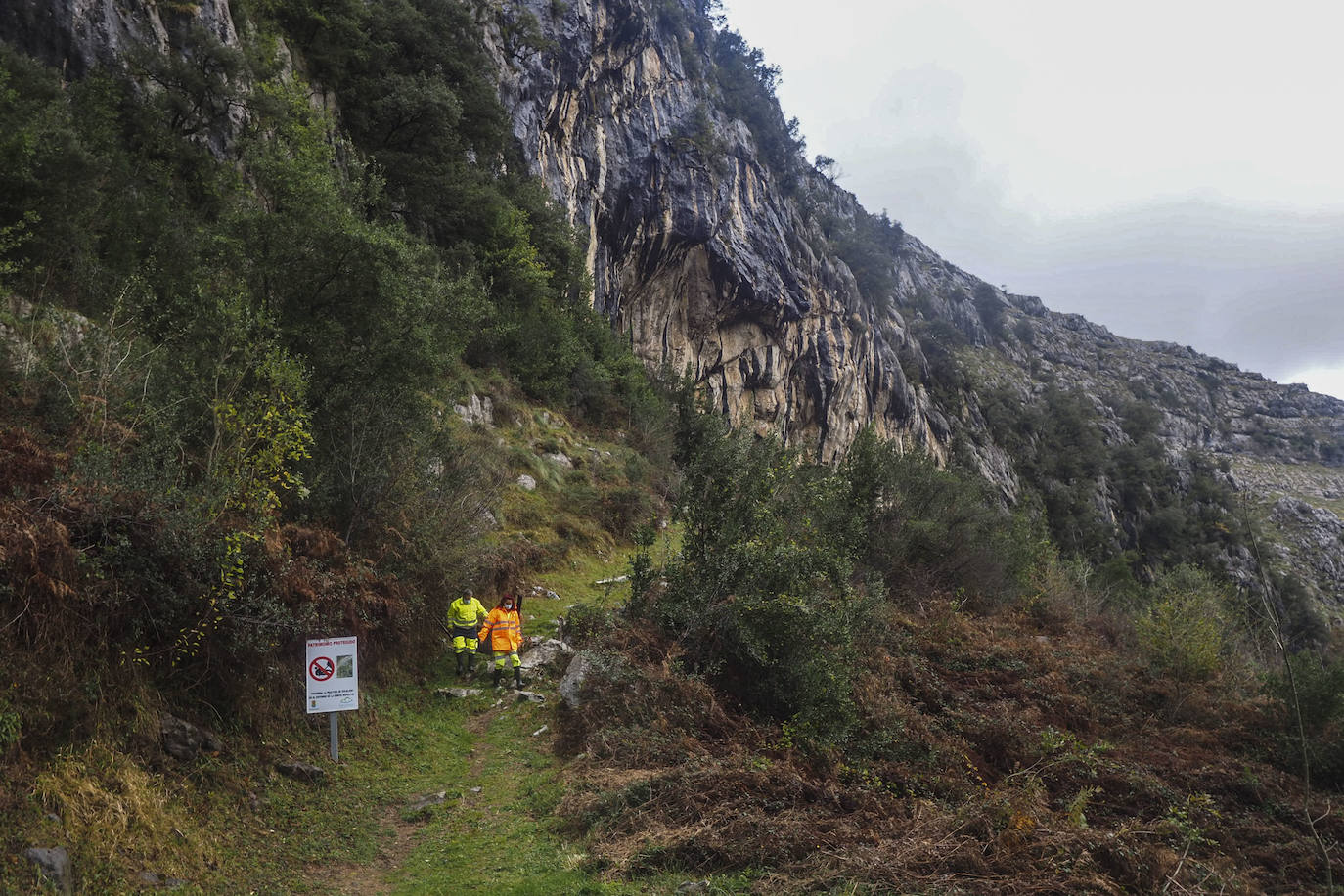 San Juan de Socueva es una antigua ermita rupestre situada al sur del municipio de Arredondo y se considera como la construcción religiosa más antigua de Cantabria. La capilla sigue manteniendo su función religiosa y está profundamente arraigada en la comunidad, que hasta hace poco todavía celebraba el culto a San Juan Bautista.