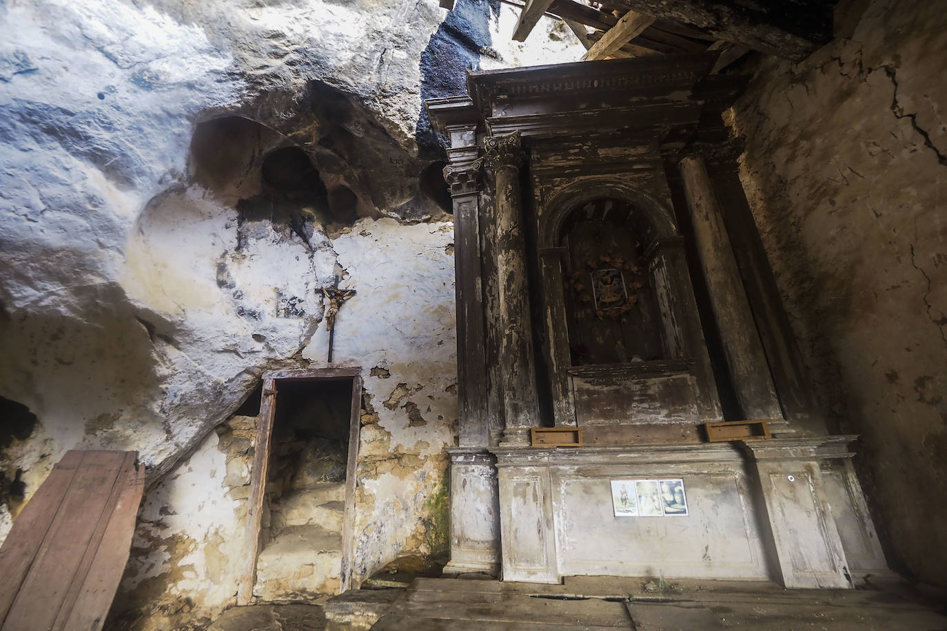 San Juan de Socueva es una antigua ermita rupestre situada al sur del municipio de Arredondo y se considera como la construcción religiosa más antigua de Cantabria. La capilla sigue manteniendo su función religiosa y está profundamente arraigada en la comunidad, que hasta hace poco todavía celebraba el culto a San Juan Bautista.