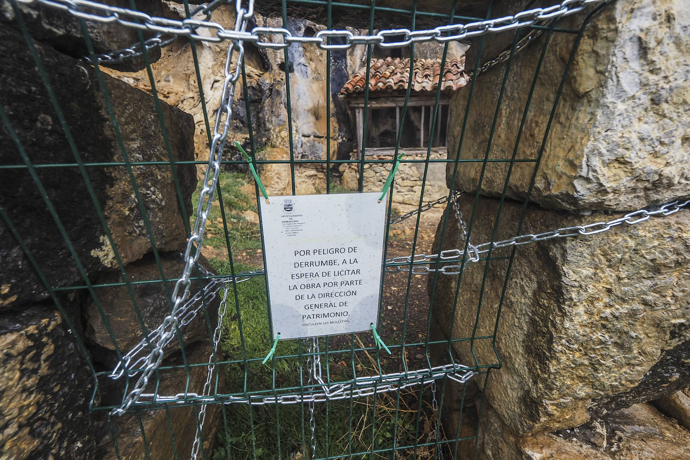 San Juan de Socueva es una antigua ermita rupestre situada al sur del municipio de Arredondo y se considera como la construcción religiosa más antigua de Cantabria. La capilla sigue manteniendo su función religiosa y está profundamente arraigada en la comunidad, que hasta hace poco todavía celebraba el culto a San Juan Bautista.